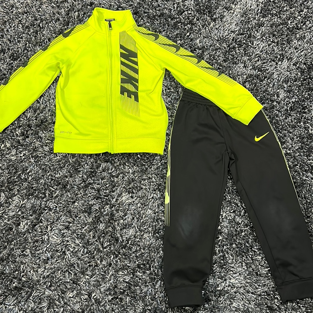 Kids Nike Dri Fit Tracksuit sz 6/M
